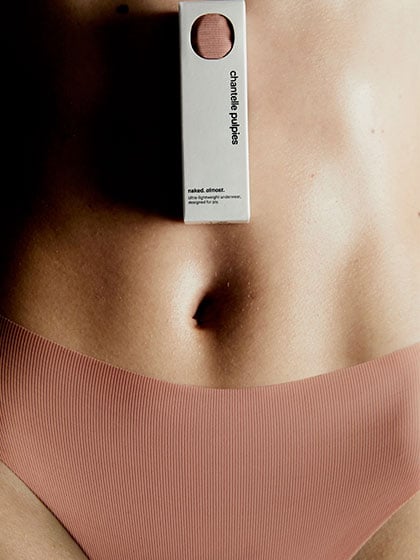 Rosa Pulpies Unterteil und Packung mit der Farbe auf dem Bauch